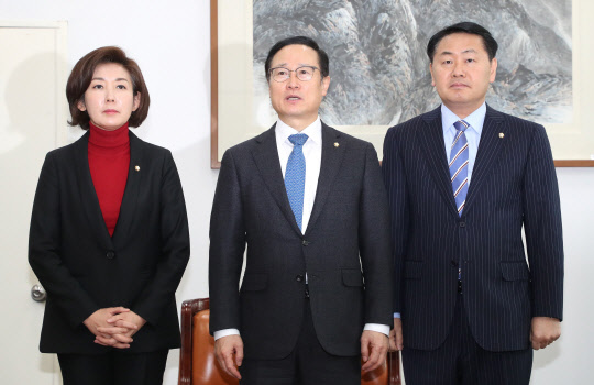 자유한국당 나경원(왼쪽부터), 더불어민주당 홍영표, 바른미래당 김관영 원내대표가 18일 오전 국회 운영위원장실에서 회동하고 있다. 연합뉴스